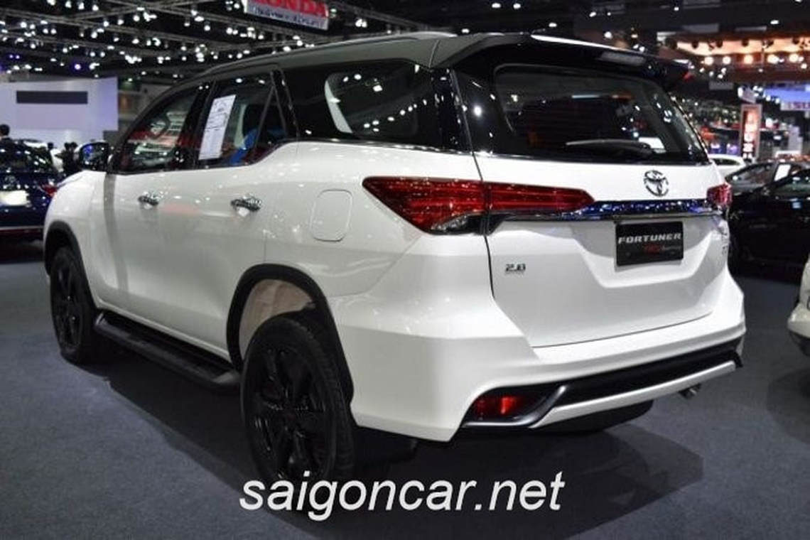 toyota fortuner 2019 duoi xe